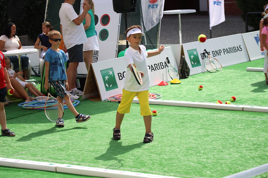 Dzieciaki do Rakiet, czyli tenis ziemny w legnickim Rynku