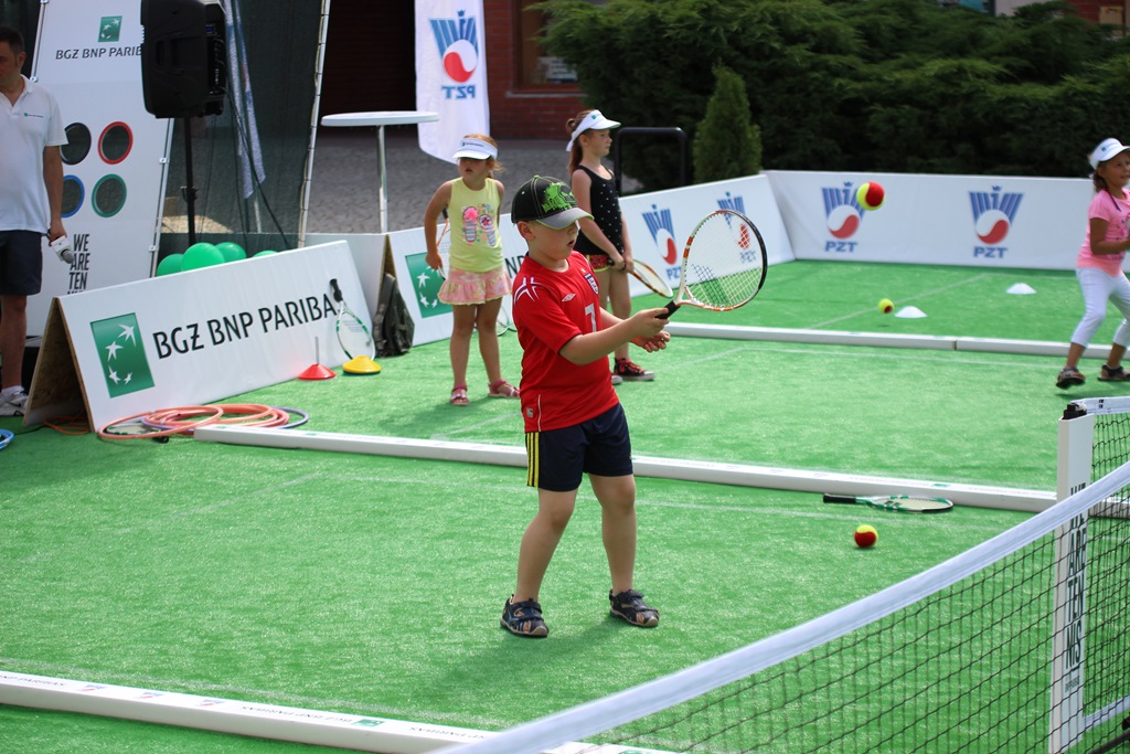 Dzieciaki do Rakiet, czyli tenis ziemny w legnickim Rynku