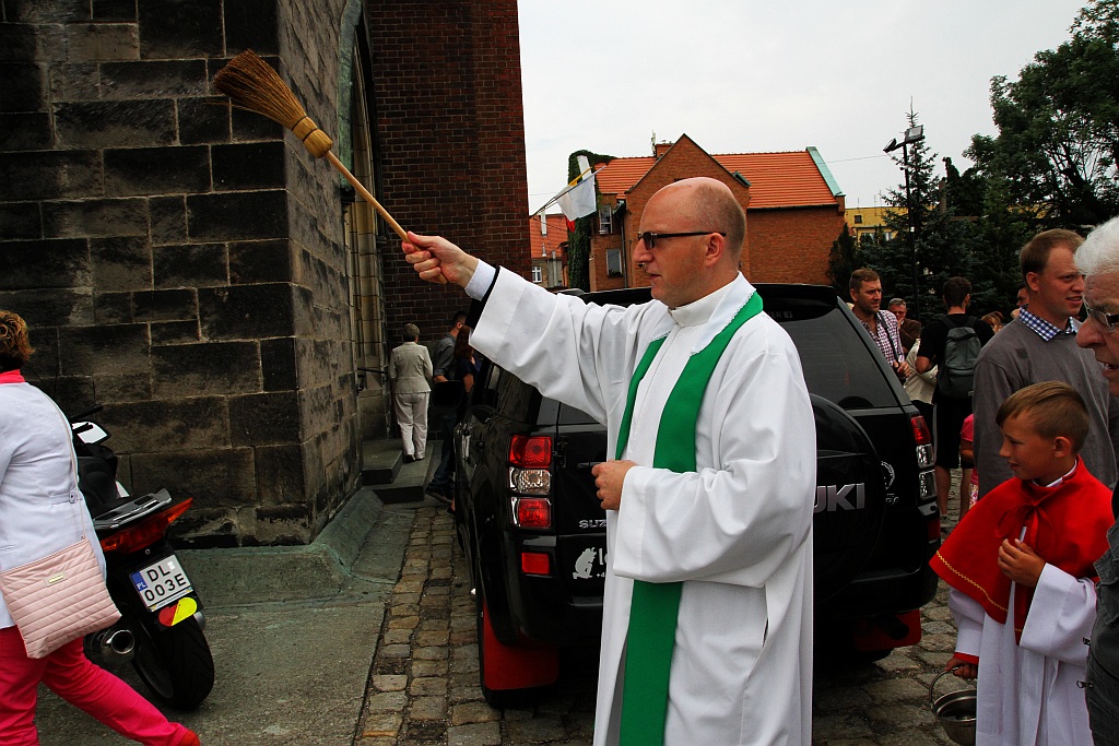 W Sanktuariun świętego Jacka po mszy święcili samochody