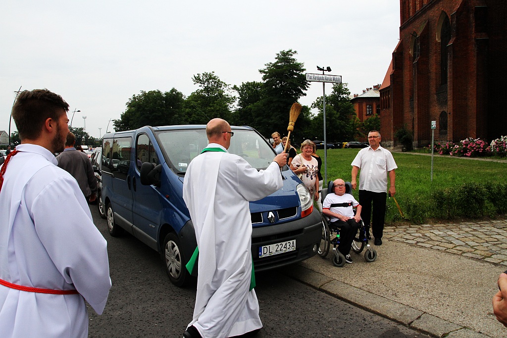 W Sanktuariun świętego Jacka po mszy święcili samochody