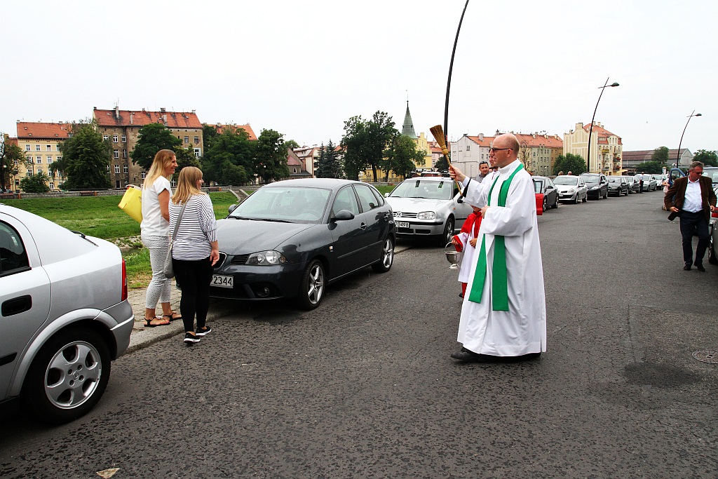 W Sanktuariun świętego Jacka po mszy święcili samochody