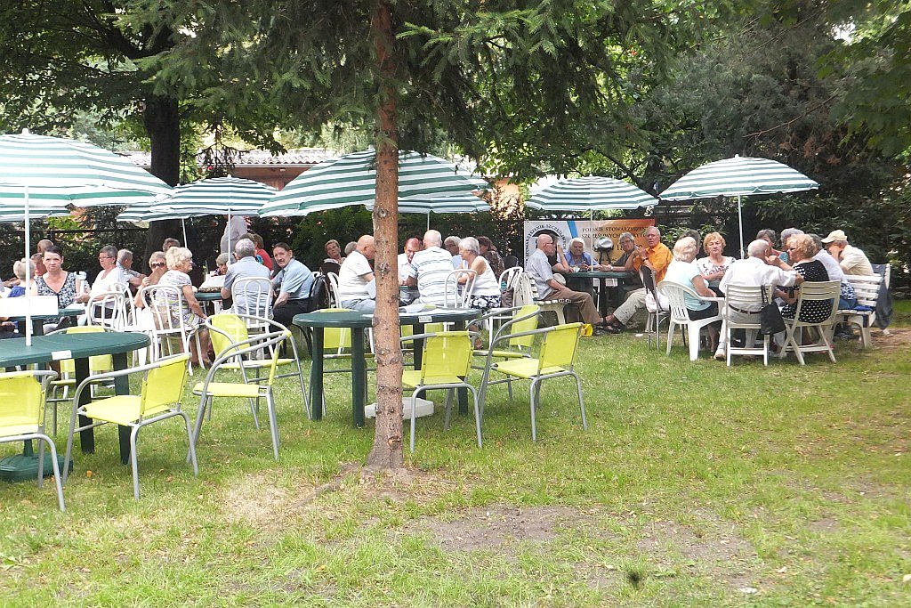 Wspólne grillowanie seniorów w Domu Dziennego Pobytu