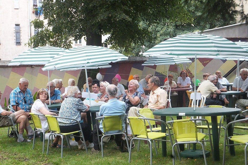 Wspólne grillowanie seniorów w Domu Dziennego Pobytu