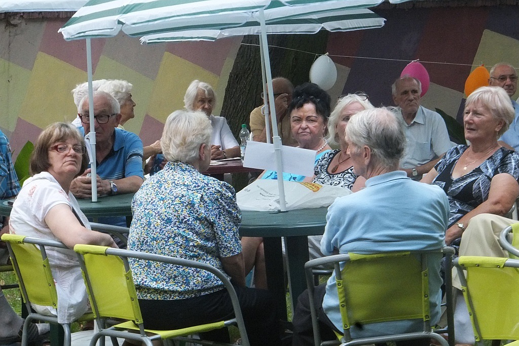 Wspólne grillowanie seniorów w Domu Dziennego Pobytu