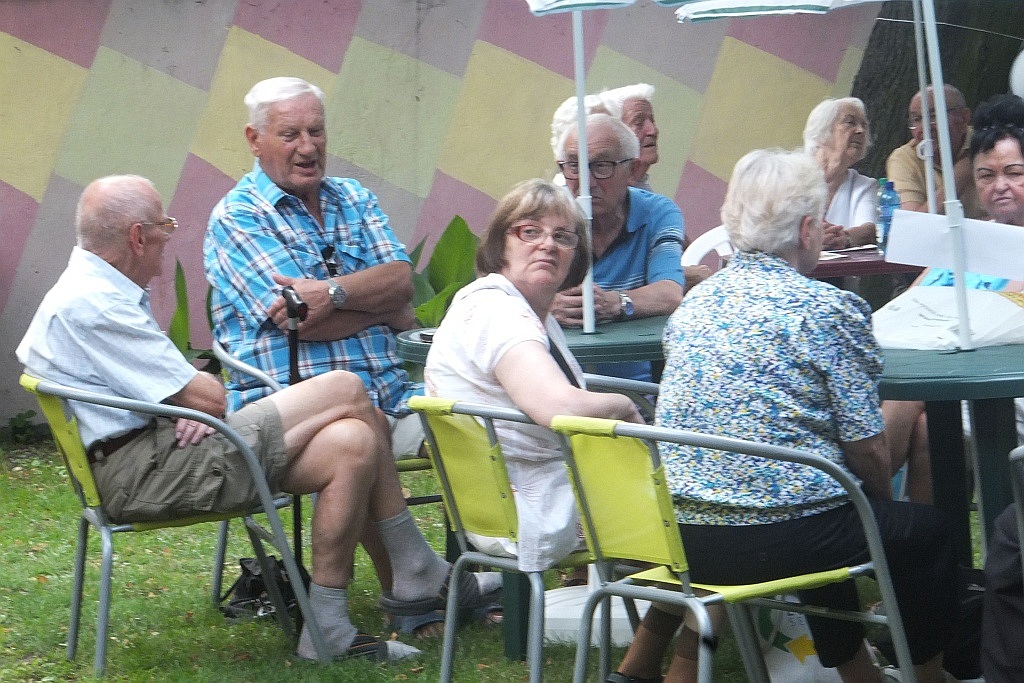 Wspólne grillowanie seniorów w Domu Dziennego Pobytu