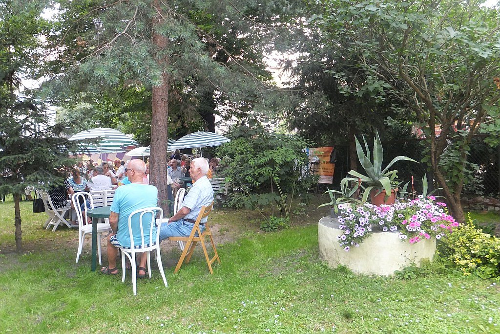 Wspólne grillowanie seniorów w Domu Dziennego Pobytu