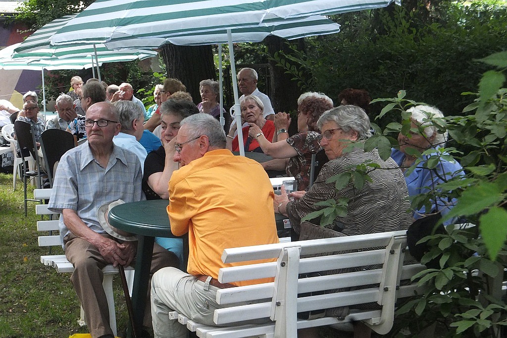 Wspólne grillowanie seniorów w Domu Dziennego Pobytu