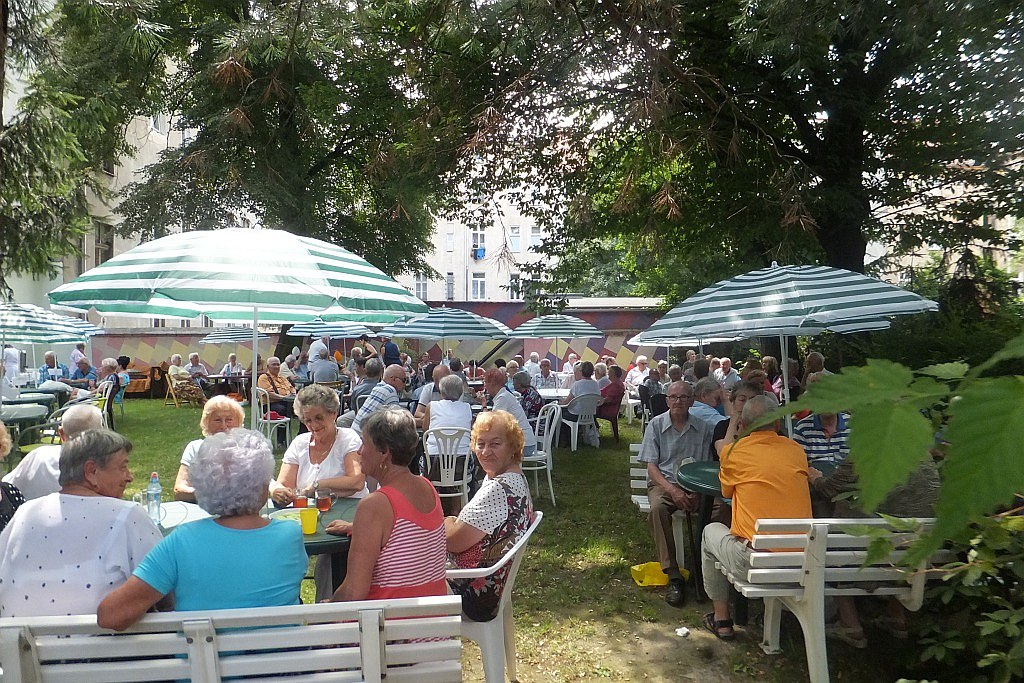Wspólne grillowanie seniorów w Domu Dziennego Pobytu