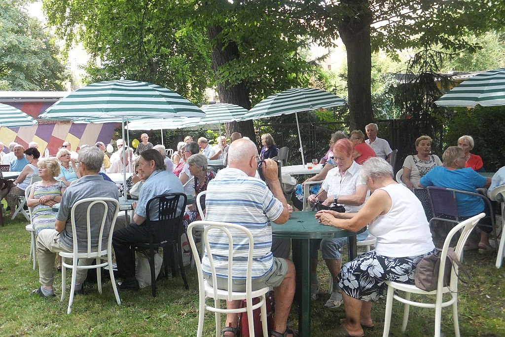 Wspólne grillowanie seniorów w Domu Dziennego Pobytu