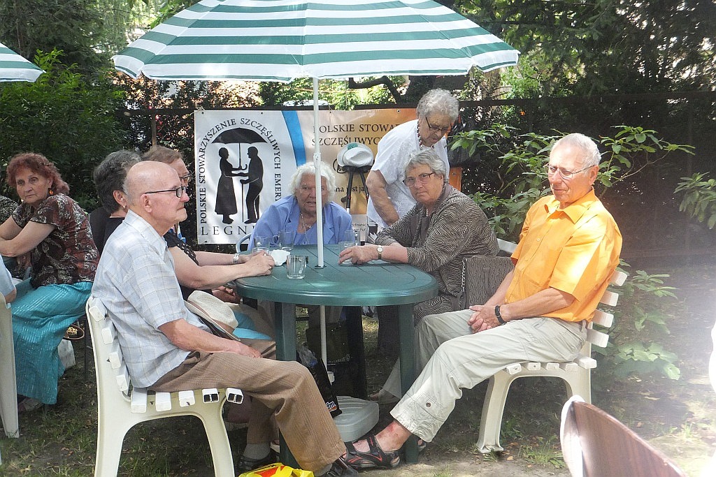 Wspólne grillowanie seniorów w Domu Dziennego Pobytu