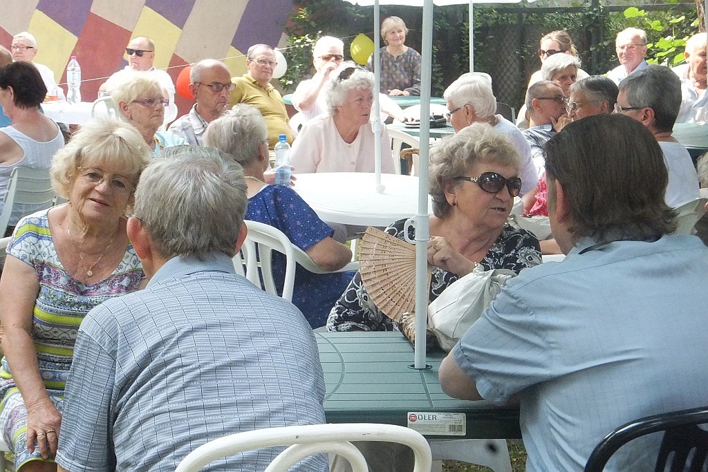 Wspólne grillowanie seniorów w Domu Dziennego Pobytu