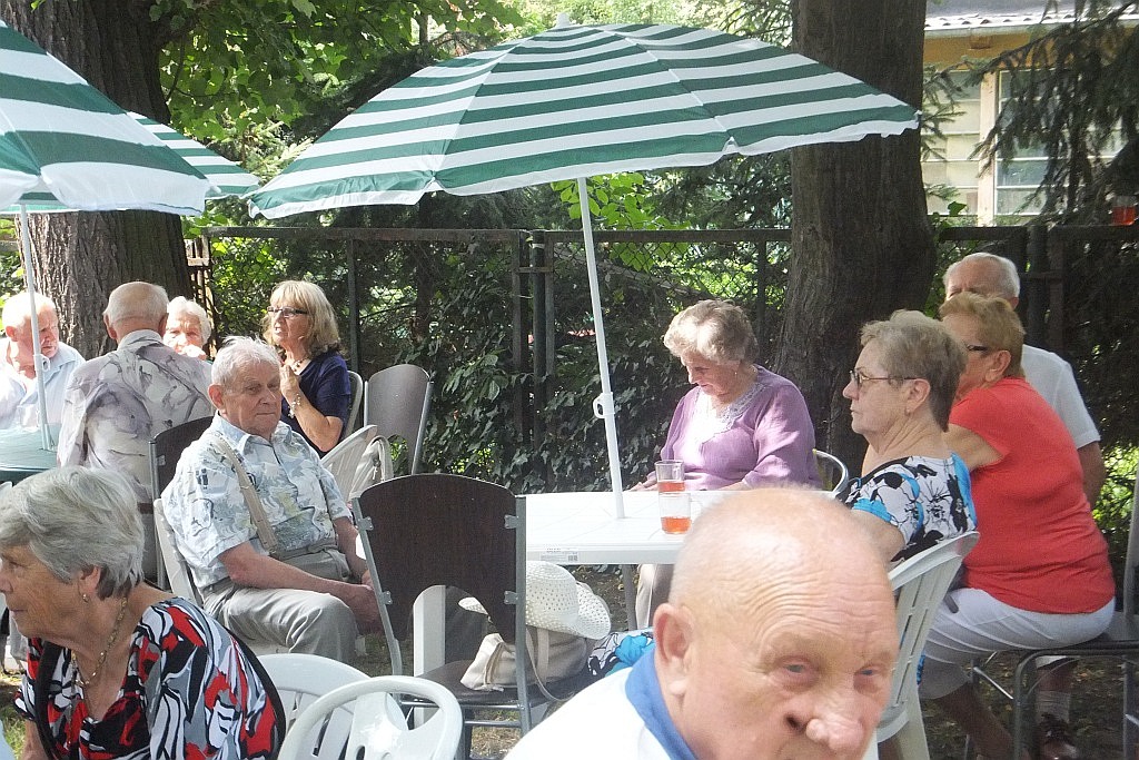 Wspólne grillowanie seniorów w Domu Dziennego Pobytu