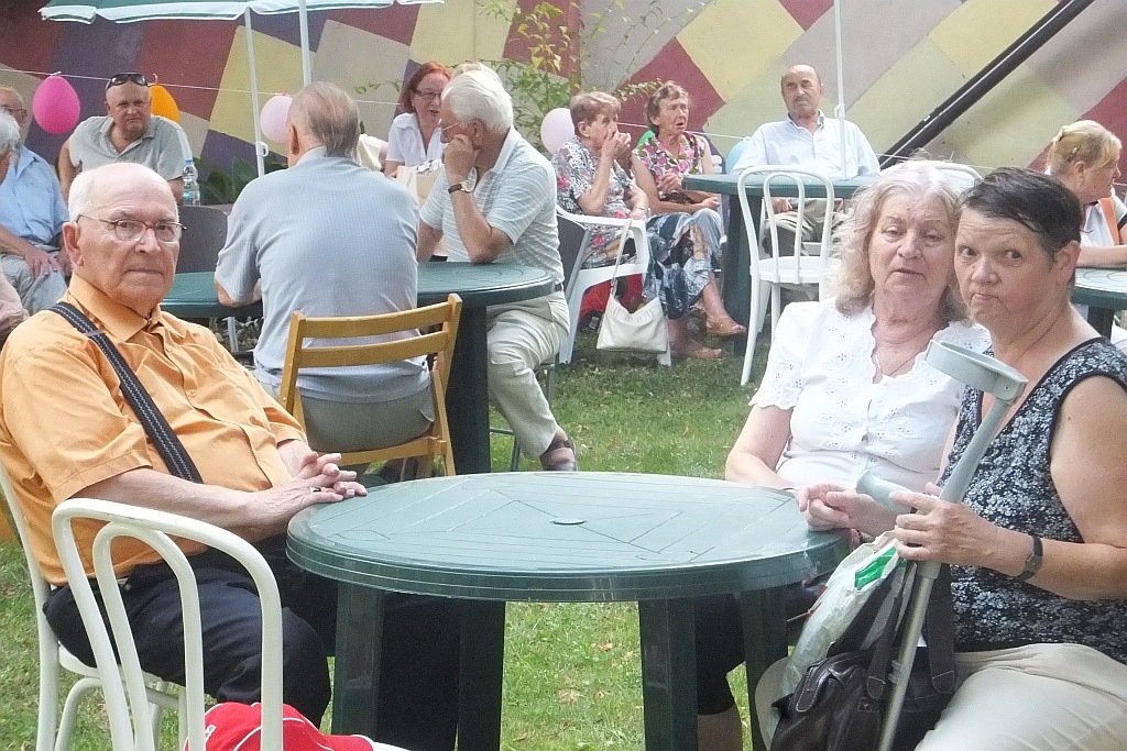 Wspólne grillowanie seniorów w Domu Dziennego Pobytu
