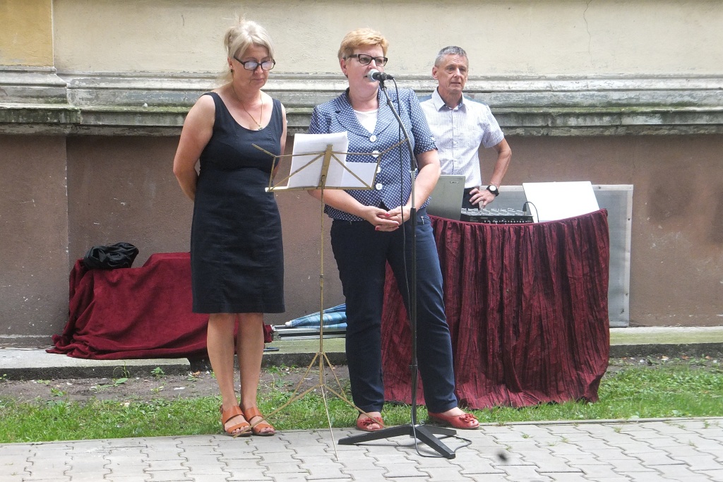 Wspólne grillowanie seniorów w Domu Dziennego Pobytu