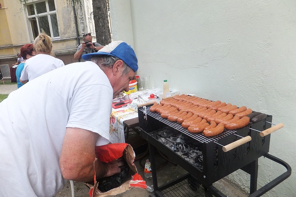Wspólne grillowanie seniorów w Domu Dziennego Pobytu
