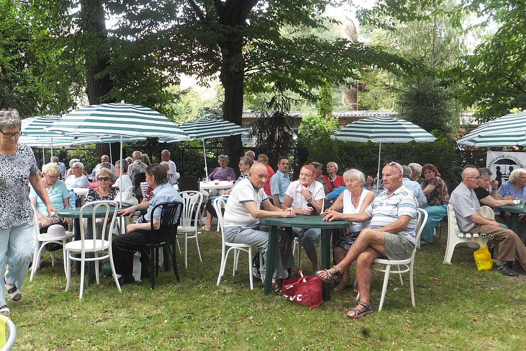 Wspólne grillowanie seniorów w Domu Dziennego Pobytu