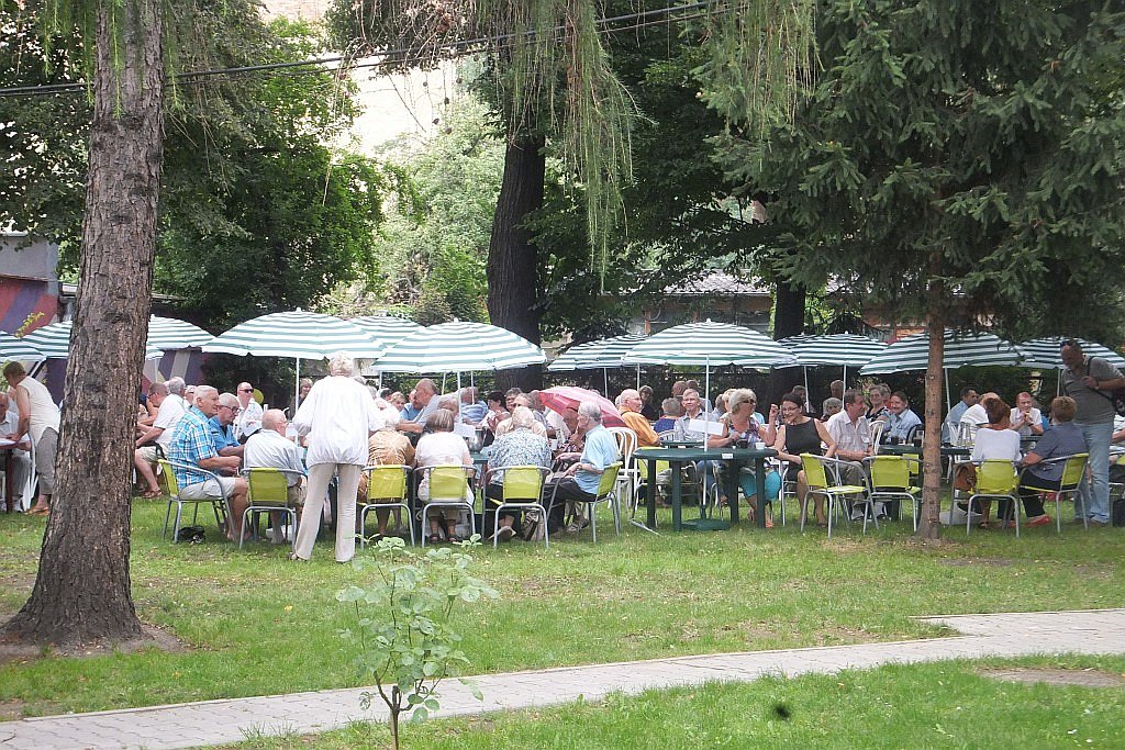 Wspólne grillowanie seniorów w Domu Dziennego Pobytu