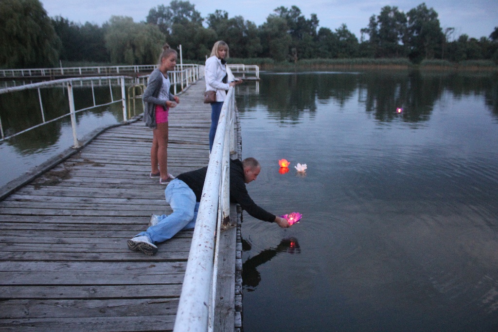 W Jezierzanach odbyła się druga edycja pływających lampionów