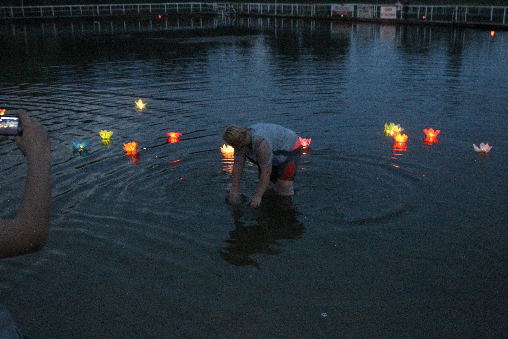 W Jezierzanach odbyła się druga edycja pływających lampionów