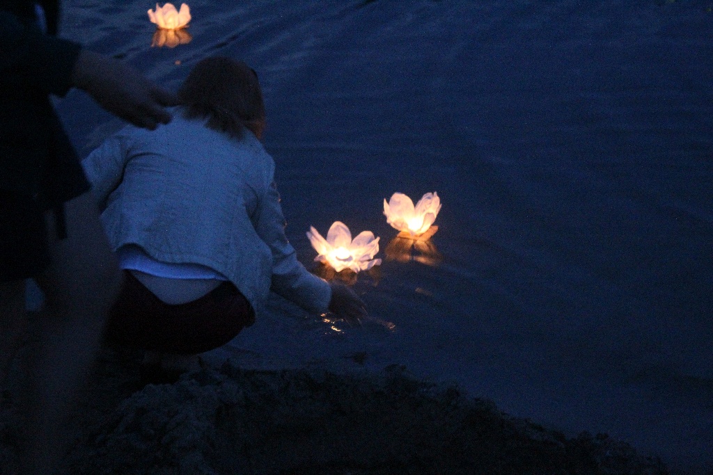 W Jezierzanach odbyła się druga edycja pływających lampionów