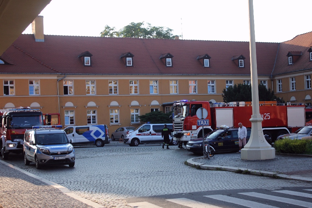 Policja sprawdza podejrzane bagaże pozostawione na dworcu PKP