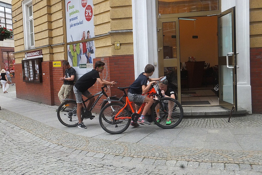 Wielkie polowanie na Pokemony w okolicach Galerii Piastów