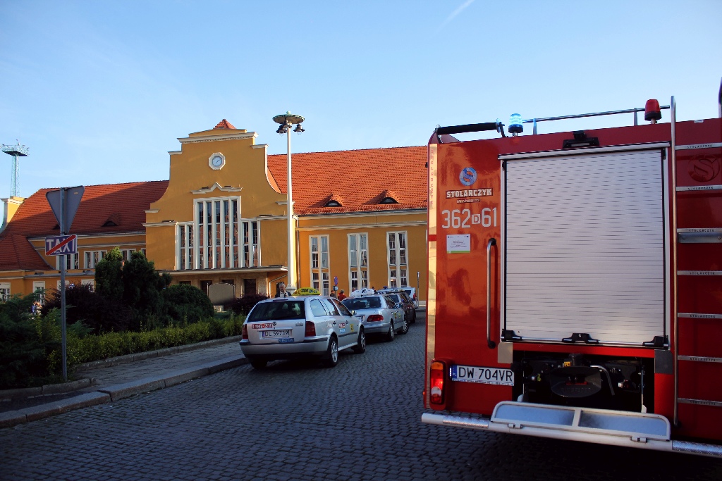 Policja sprawdza podejrzane bagaże pozostawione na dworcu PKP
