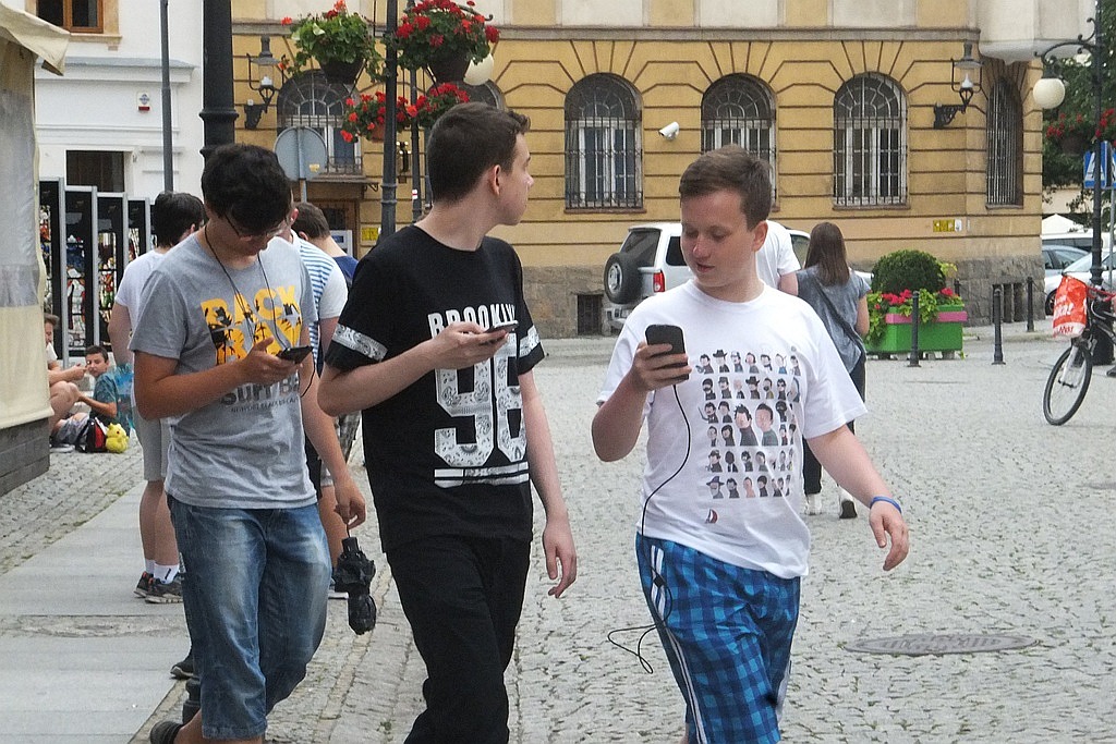 Wielkie polowanie na Pokemony w okolicach Galerii Piastów