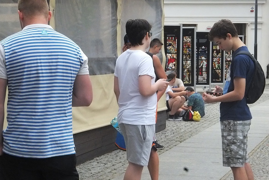 Wielkie polowanie na Pokemony w okolicach Galerii Piastów