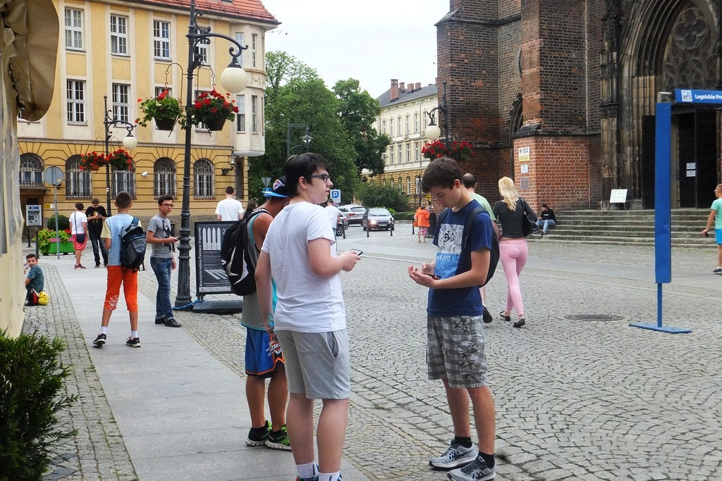 Wielkie polowanie na Pokemony w okolicach Galerii Piastów