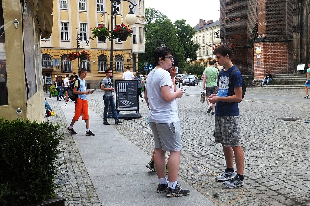Wielkie polowanie na Pokemony w okolicach Galerii Piastów