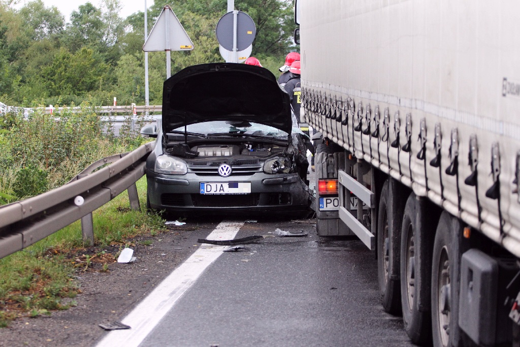 Jedna osoba został ciężko ranna wypadku przy zjeździe na A4