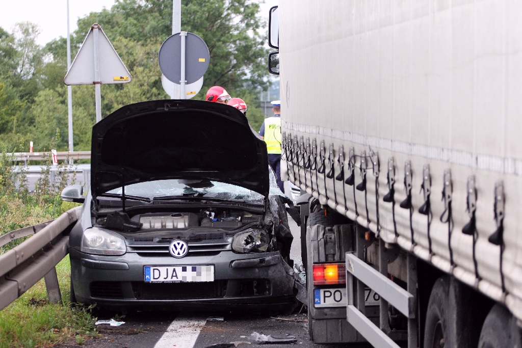 Jedna osoba został ciężko ranna wypadku przy zjeździe na A4