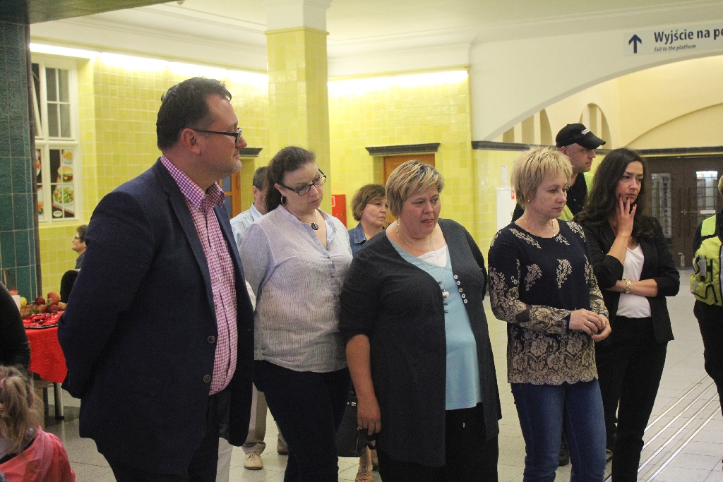 Koleje Dolnośląskie zamontowały w holu dworca  defibrylator