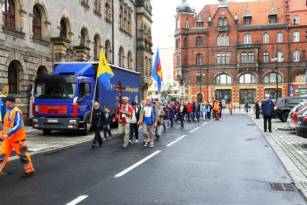 Ponad pięćdziesięciu pielgrzymów wyruszyło do Krzeszowa