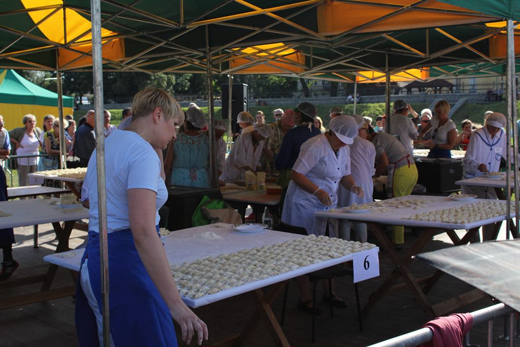 Antonina Karpuła nowym mistrzem Legnicy w lepieniu pierogów