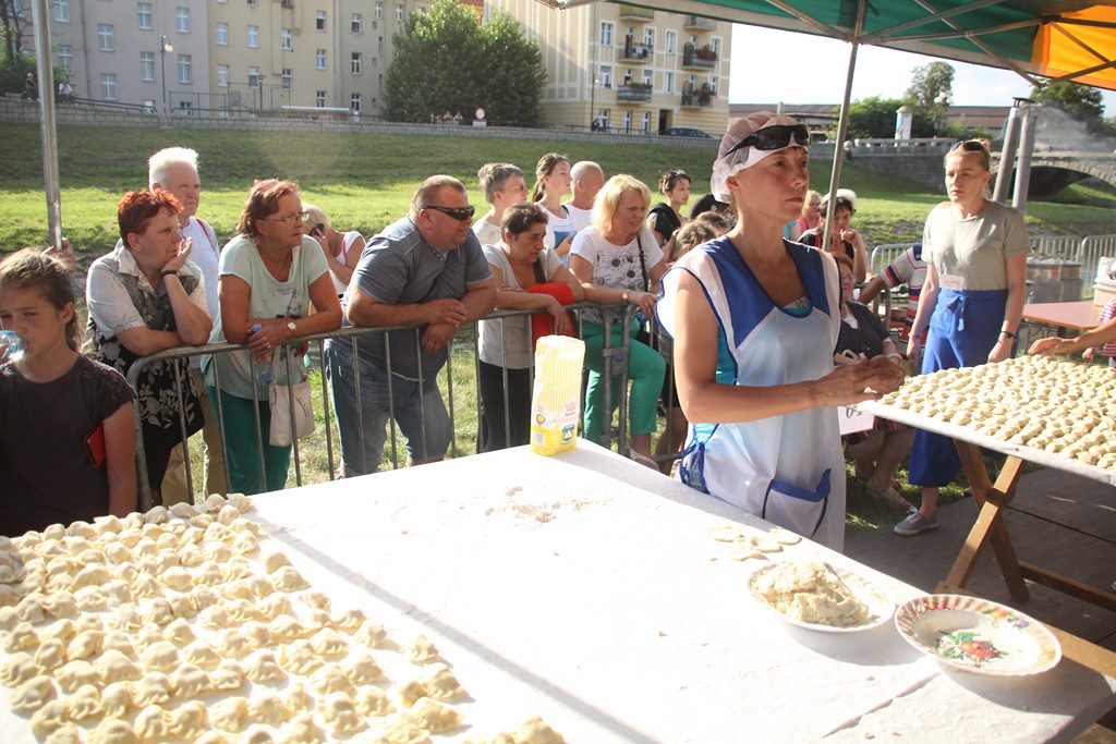 Antonina Karpuła nowym mistrzem Legnicy w lepieniu pierogów