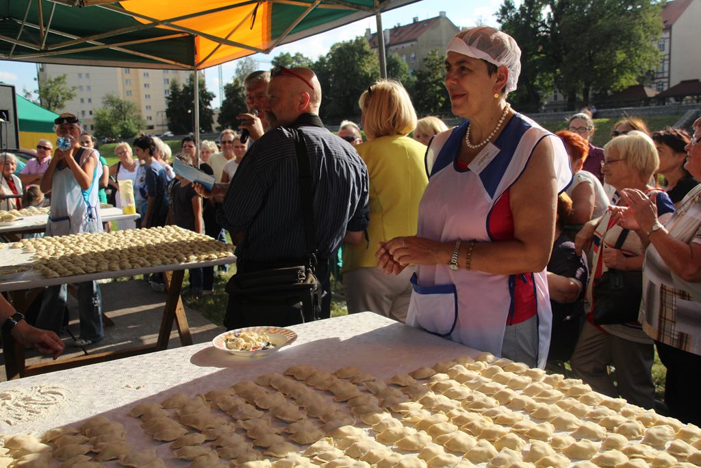 Antonina Karpuła nowym mistrzem Legnicy w lepieniu pierogów