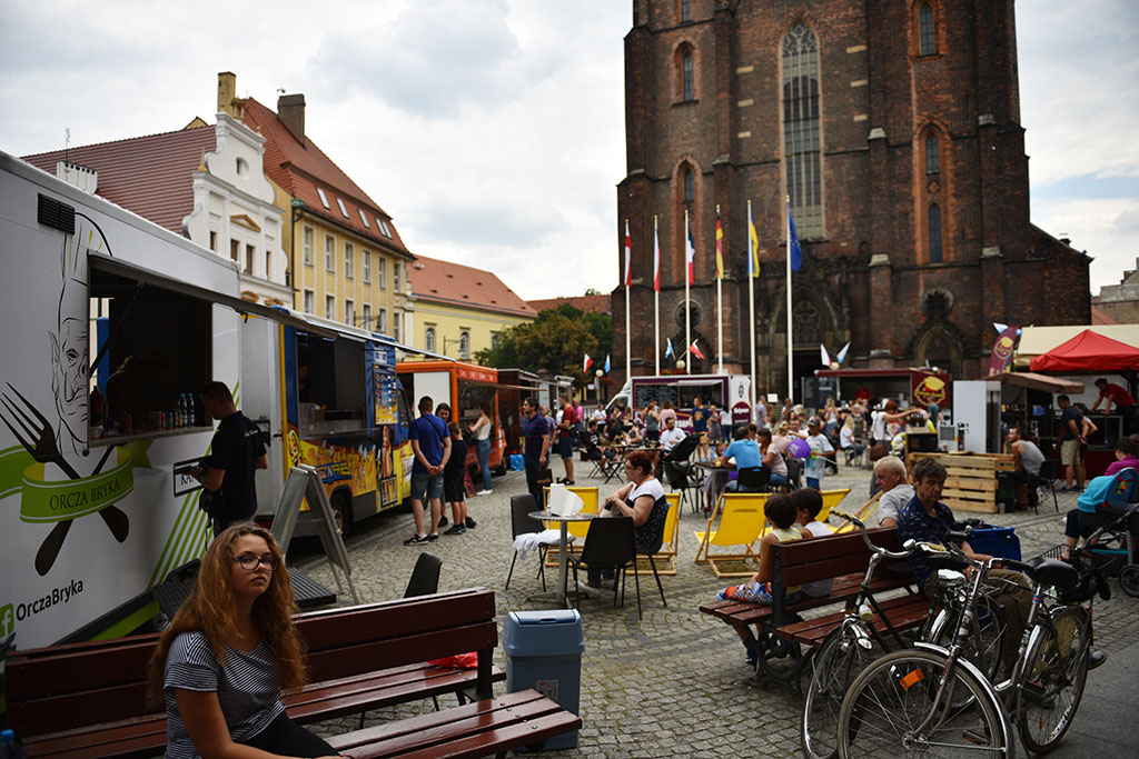 Kuchnie na kółkach stanęły na placu przed Galerią Piastów