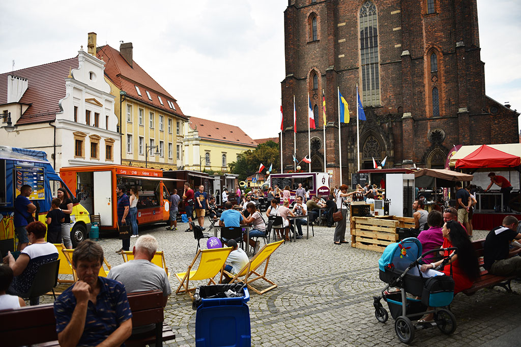 Kuchnie na kółkach stanęły na placu przed Galerią Piastów