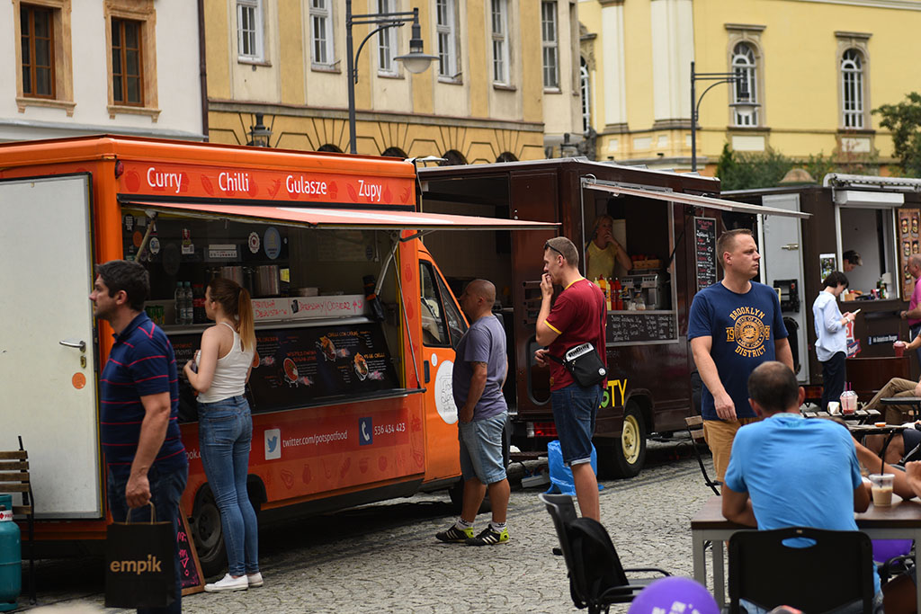 Kuchnie na kółkach stanęły na placu przed Galerią Piastów