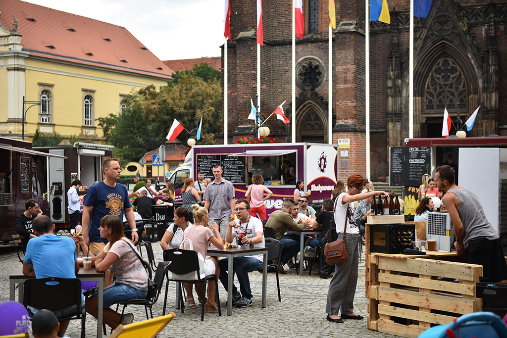 Kuchnie na kółkach stanęły na placu przed Galerią Piastów