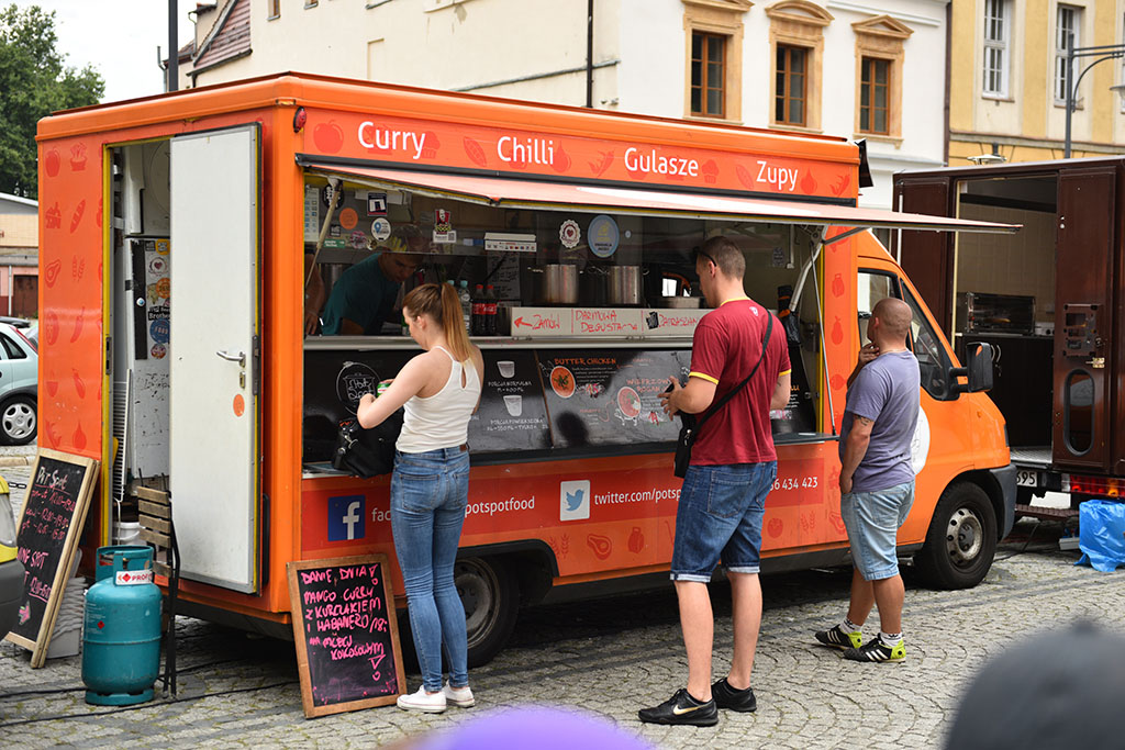 Kuchnie na kółkach stanęły na placu przed Galerią Piastów