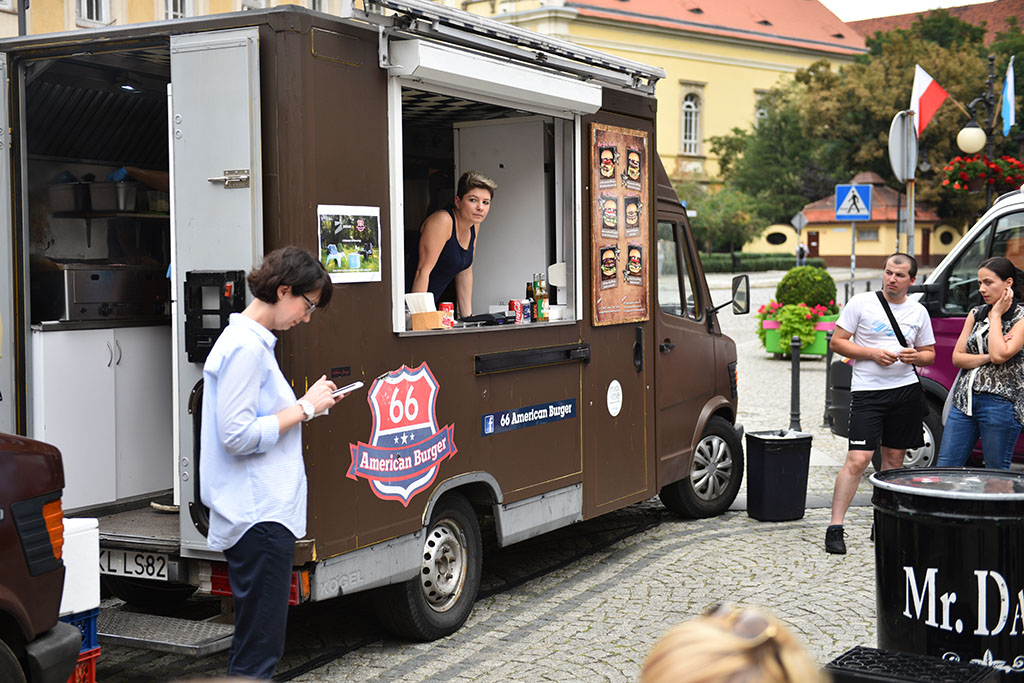 Kuchnie na kółkach stanęły na placu przed Galerią Piastów
