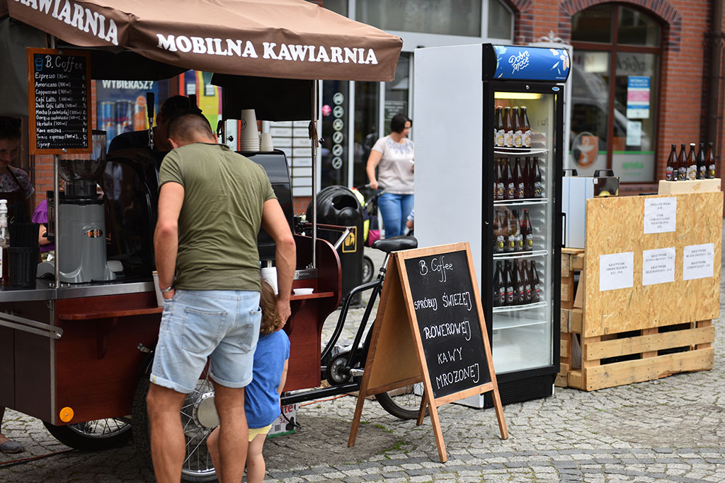 Kuchnie na kółkach stanęły na placu przed Galerią Piastów