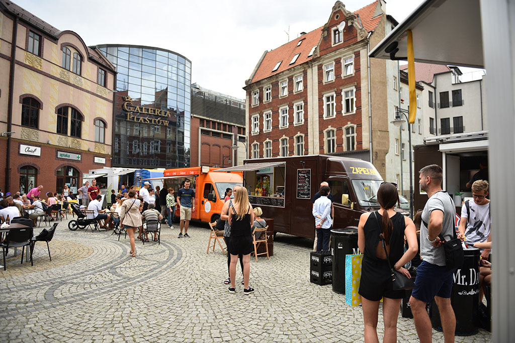 Kuchnie na kółkach stanęły na placu przed Galerią Piastów