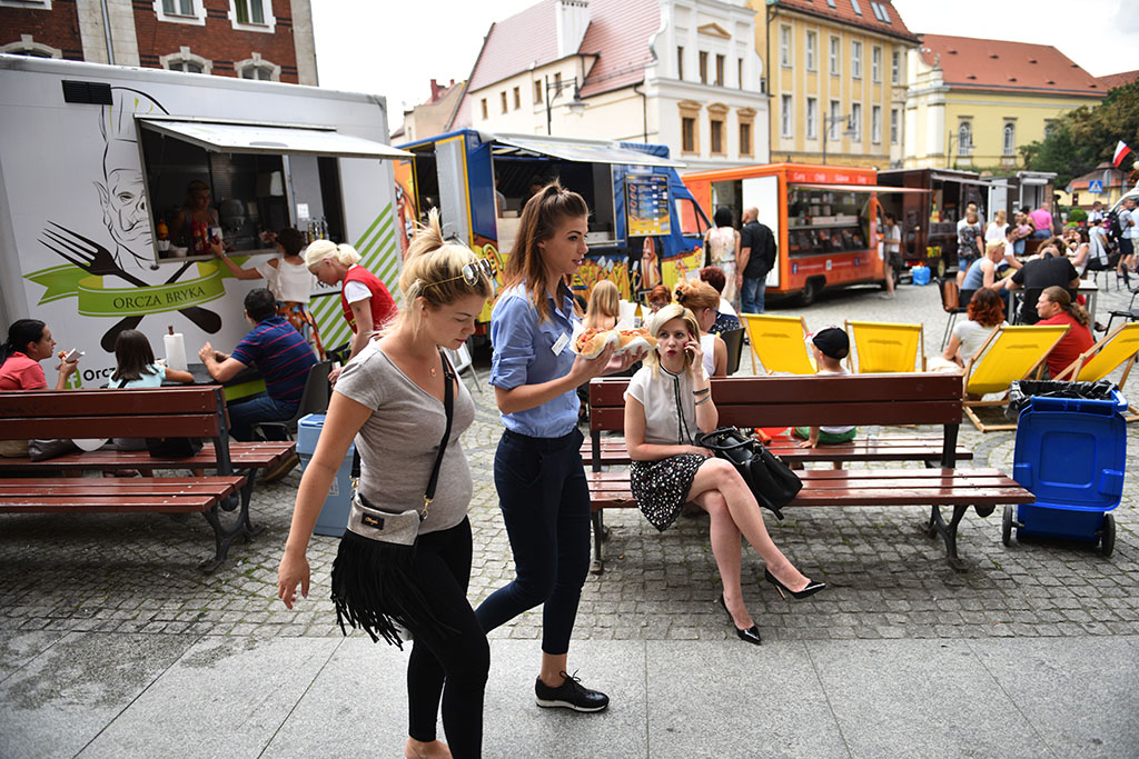 Kuchnie na kółkach stanęły na placu przed Galerią Piastów