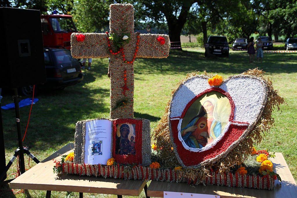 Mieszkańcy gminy Ruja bawią sie na dożynkach w Tyńcu