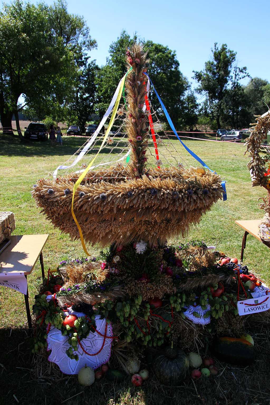 Mieszkańcy gminy Ruja bawią sie na dożynkach w Tyńcu