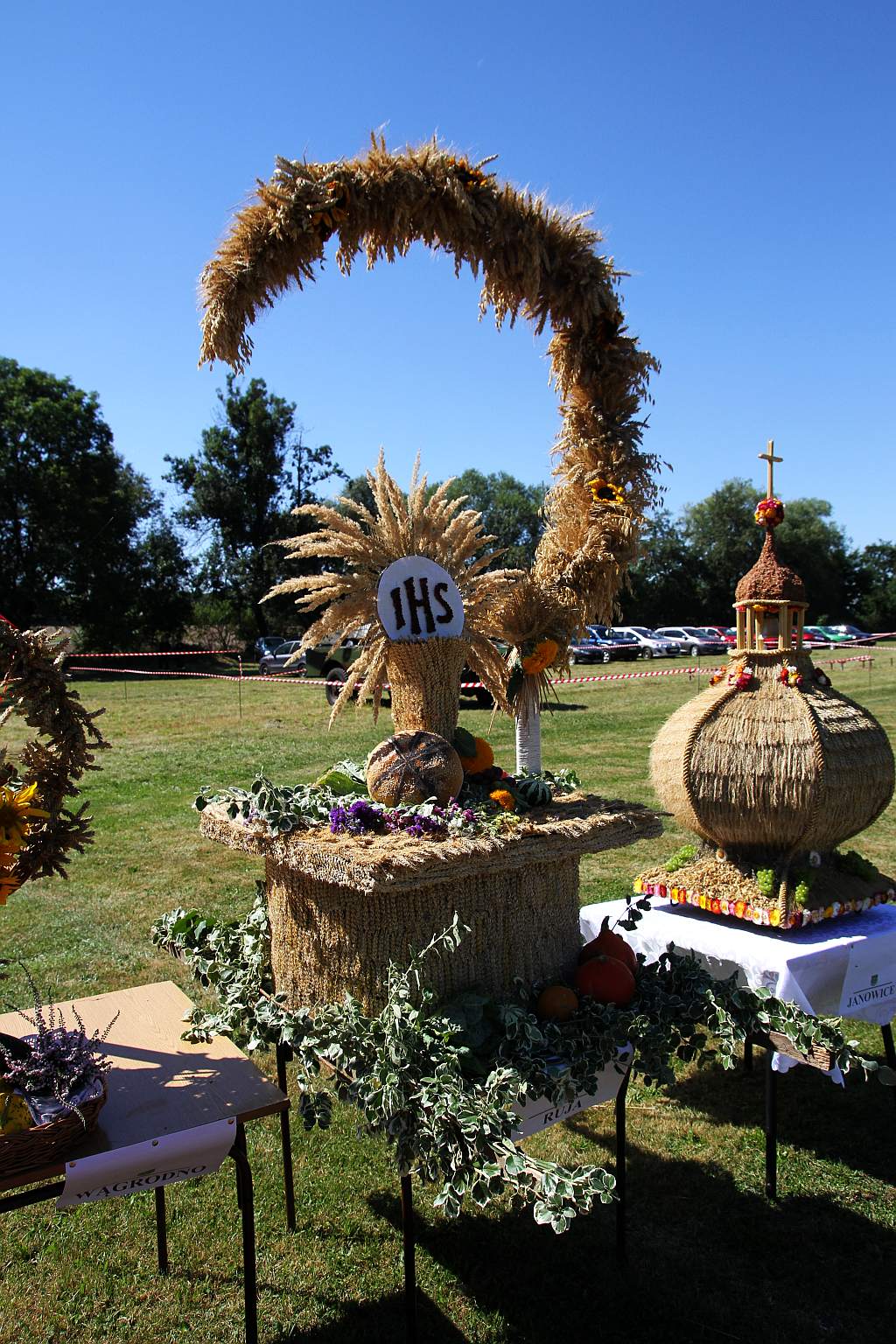 Mieszkańcy gminy Ruja bawią sie na dożynkach w Tyńcu